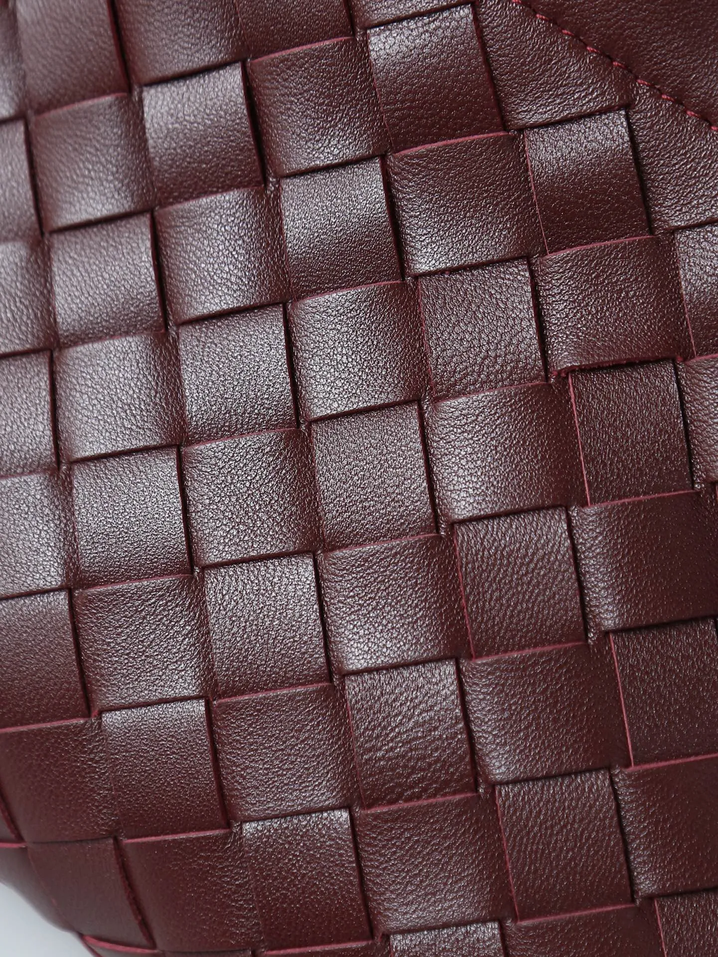 p1600. BOTTEGA VENETA 2025 new women's Dustbag Notte clutch. Dustbag, which has been very popular since its launch, has a chain clause! ! The hand-carrying method is reminiscent of the classic bag type Pouch , light and elegant, the retained drawstring design can be used as a bag, and the chain is longer, which is very suitable for sisters who like to carry their hands cross-body with their hands free. No matter which way you carry it, you can change the way you carry it according to the occasion and your mood of the day, which can make the overall outfit more fashionable🪄🪄The body of the bag has also been widened. It is the rainy season and the weather is hot, so it can easily accommodate small umbrellas and water bottles. The interior is made of nylon, which is light and comfortable to carry, and is very suitable for summer use. Style number: 839394 Size: 33*19*8cm